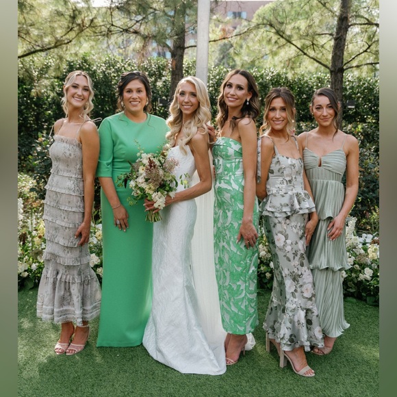 V. Chapman - The Geranium Dress in Sage
Tapestry - Picture 4 of 6